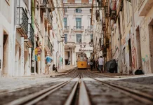 Lisbonne en dehors des clichés : 5 quartiers que les touristes n’ont pas encore envahis Lisbonne tramway